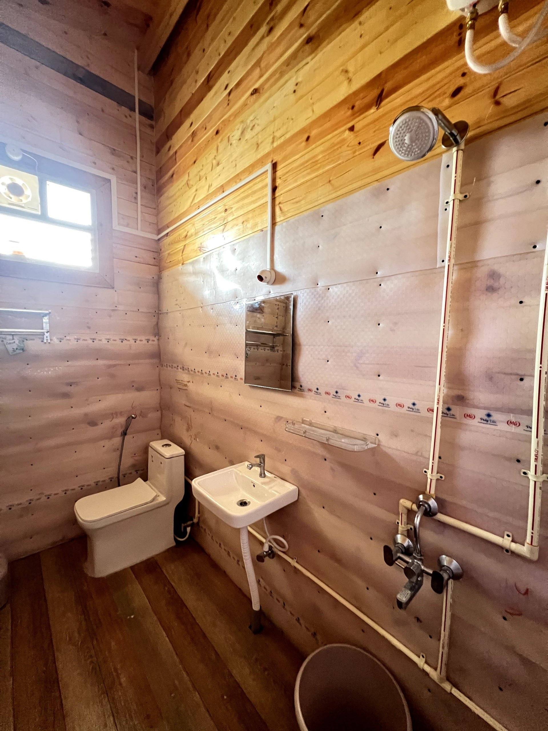 Bathroom with a shower and wash basin
